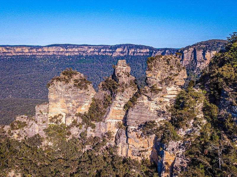 The Three Sisters standing off the escarpment above the Jamison Valley